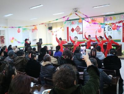 歡歌笑語迎新春 民族團(tuán)結(jié)情誼深——團(tuán)結(jié)路社區(qū)“訪惠聚”工作隊(duì)舉辦迎新春暨“民族團(tuán)結(jié)一家親”文藝活動